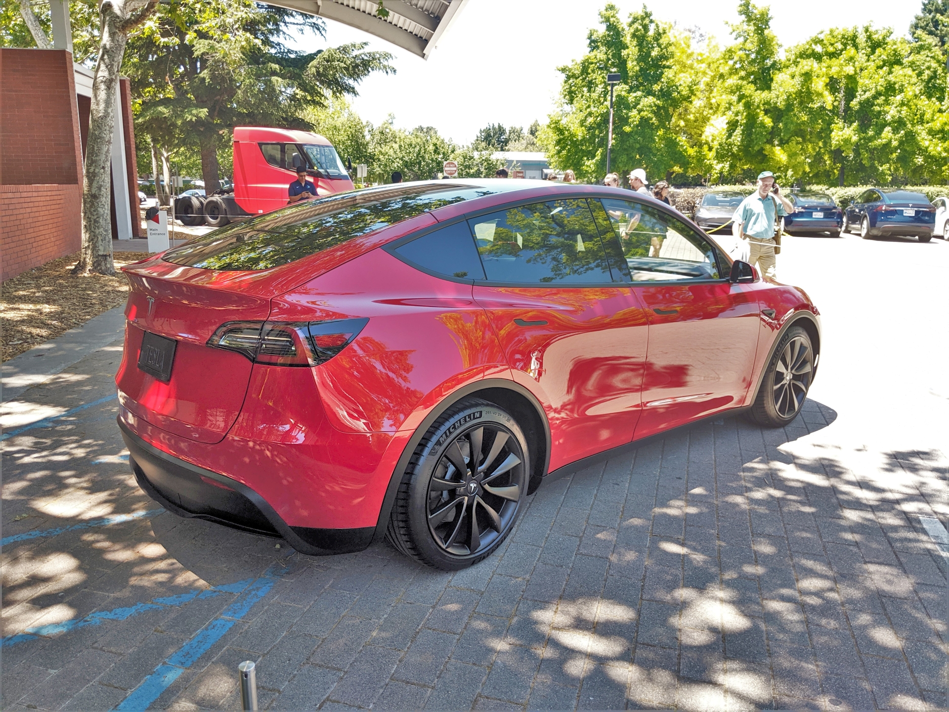 Urlaub mit dem E-Auto - Noch mehr Stauraum ohne Mehrverbrauch? Tesla Model Y  erhält Urlaubszubehör! 